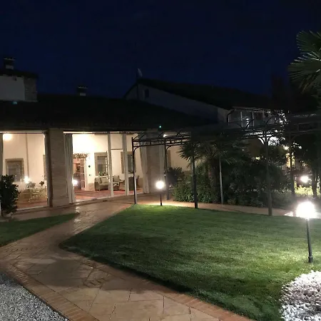 Corte Delle Rose كستليوني ديلي ستفييرا